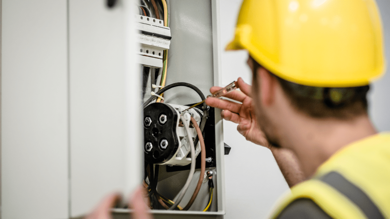 Electrician Bookkeeping: How to Handle Contractor Labor Costs
